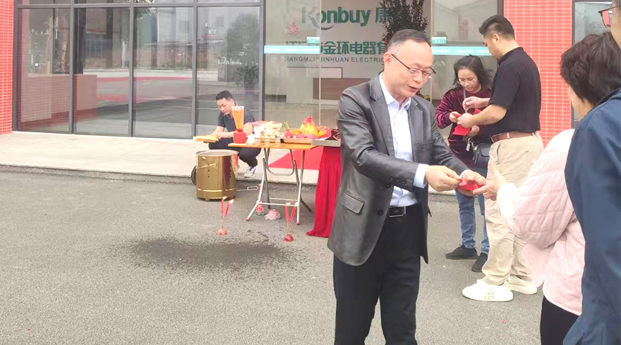 開工好兆頭！金環(huán)電器為全體員工發(fā)放紅包福利！