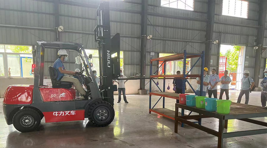 比技能 展風(fēng)采！金環(huán)電器參與鶴城鎮(zhèn)第二屆企業(yè)職工叉車技能競賽