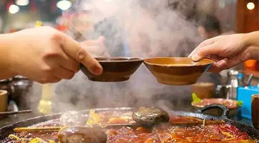 冬天火鍋團建引來一身火鍋味  衣物烘干機化解職場尷尬！