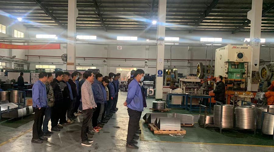 意氣奮發(fā)！金環(huán)電器沖壓車間組織人員開展例行早會(huì)